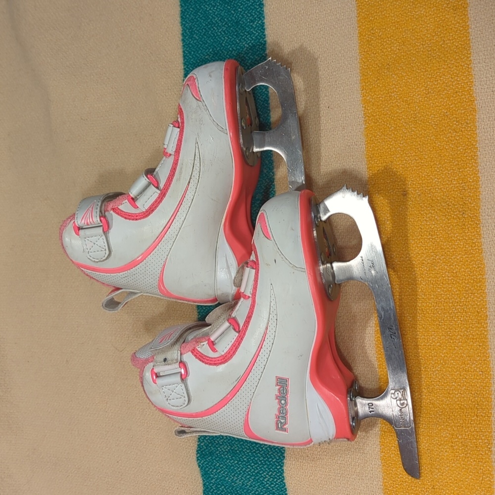 Riedell girls ice skates 9J